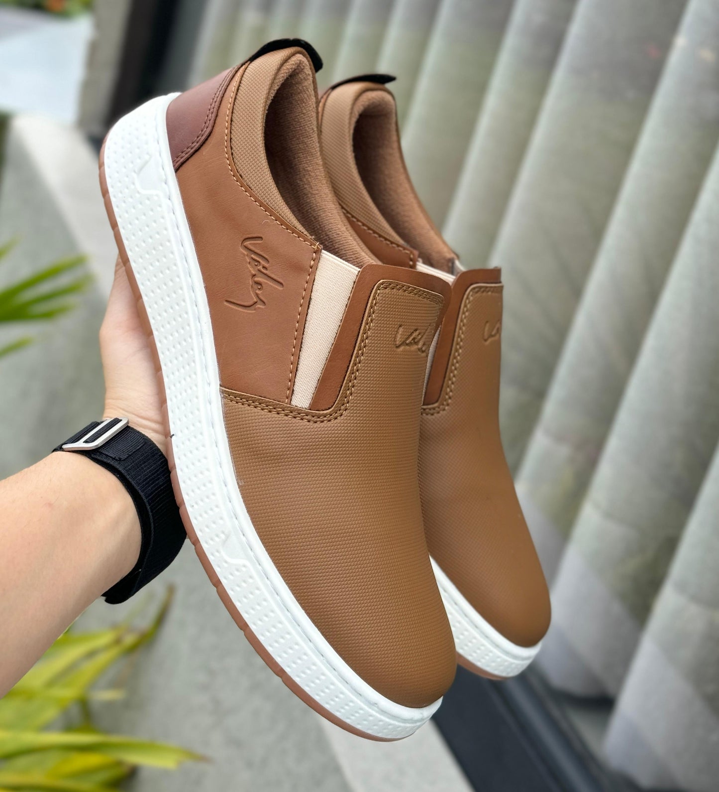 Mocasín Ortopédico Vélez Caballero: Conforto que Impone Presencia